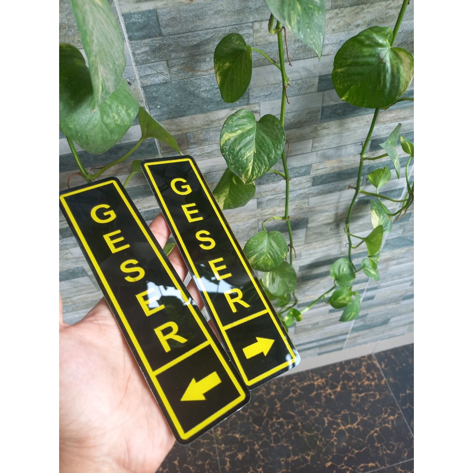 Plat acrylic tulisan geser kanan atau geser kiri, sign label akrilik