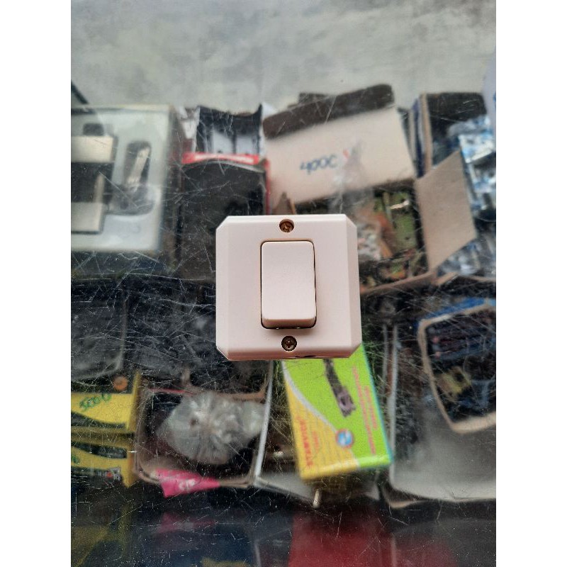 Saklar Engkel Outbow Broco Segi / Single Switch Outbow Tempel Broco / Saklar Tunggal Broco