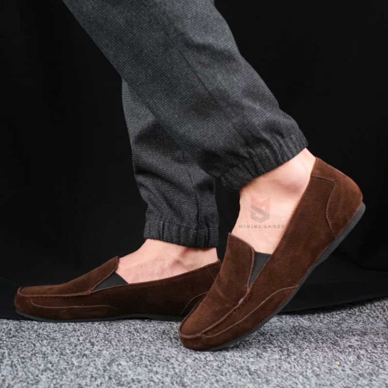 MNG BLZ Sepatu Slip On Pria Kulit Suede Sepatu Casual Pria Loafers Santai Kasual Kerja Main Kondangan