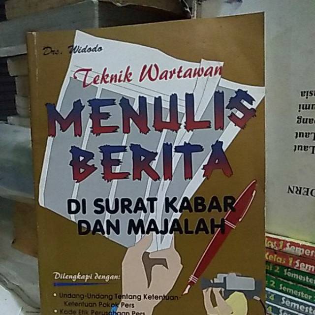 

Teknik wartawan menulis berita di surat kabar majalah cetakan 1997