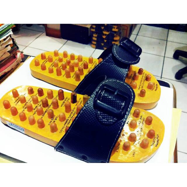 Sandal terapi refleksi sandal kayu