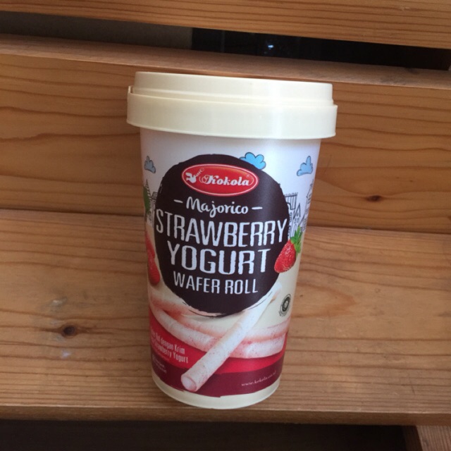Kokola Wafer Roll Strawberry Yogurt isi 24 pcs