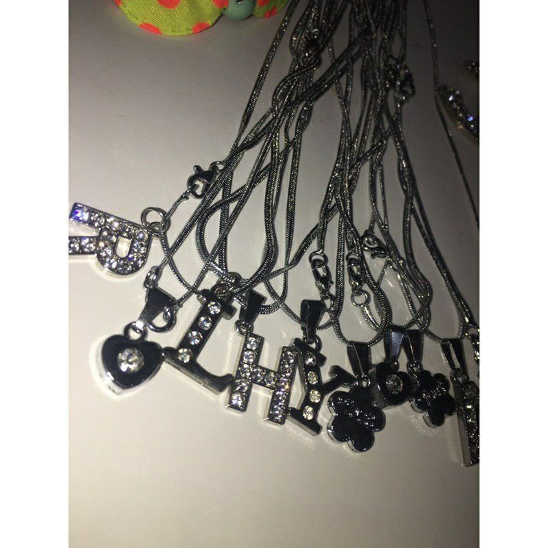 (A sampai Z) KALUNG HURUF ANTI KARAT 45/KALUNG RHODIUM SILVER HURUF ANTI KARAT TERMURAH - KALUNG PRIA DAN WANITA TITANIUM MODEL ITALY ANTI Kalung Huruf Inisial /KALUNG RHODIUM SILVER HURUF ANTI KARAT JENIS RANTAI OMEGA + GIFT