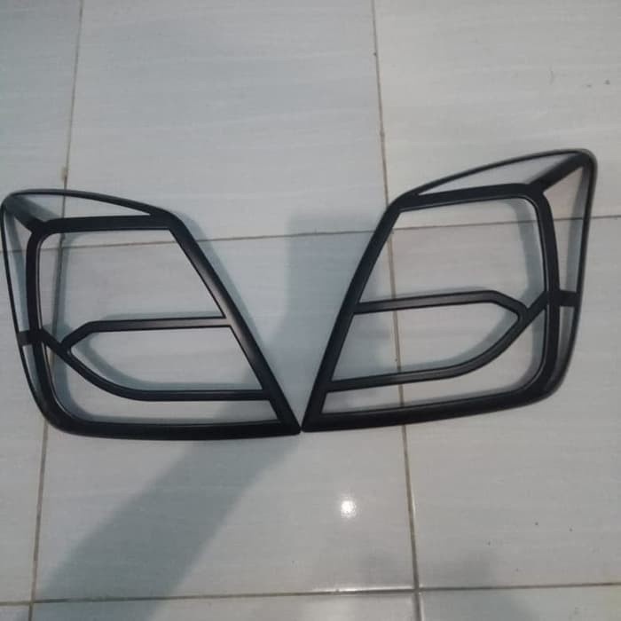 Garnis List Lampu Belakang Datsun Go Hitam
