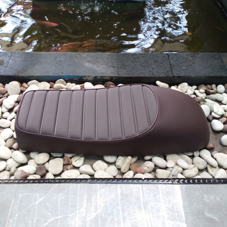 Jok motor custom cafe racer alas lurus kulit cokelat garis