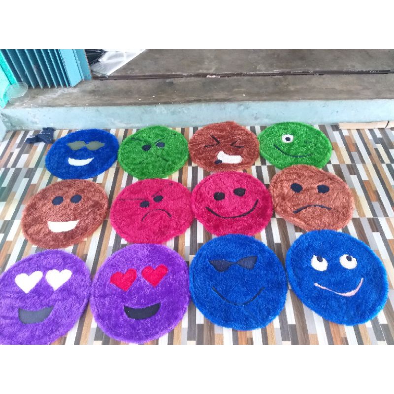 KESET KAKI KESET KARAKTER MOTIF SMILE KESET BULAT