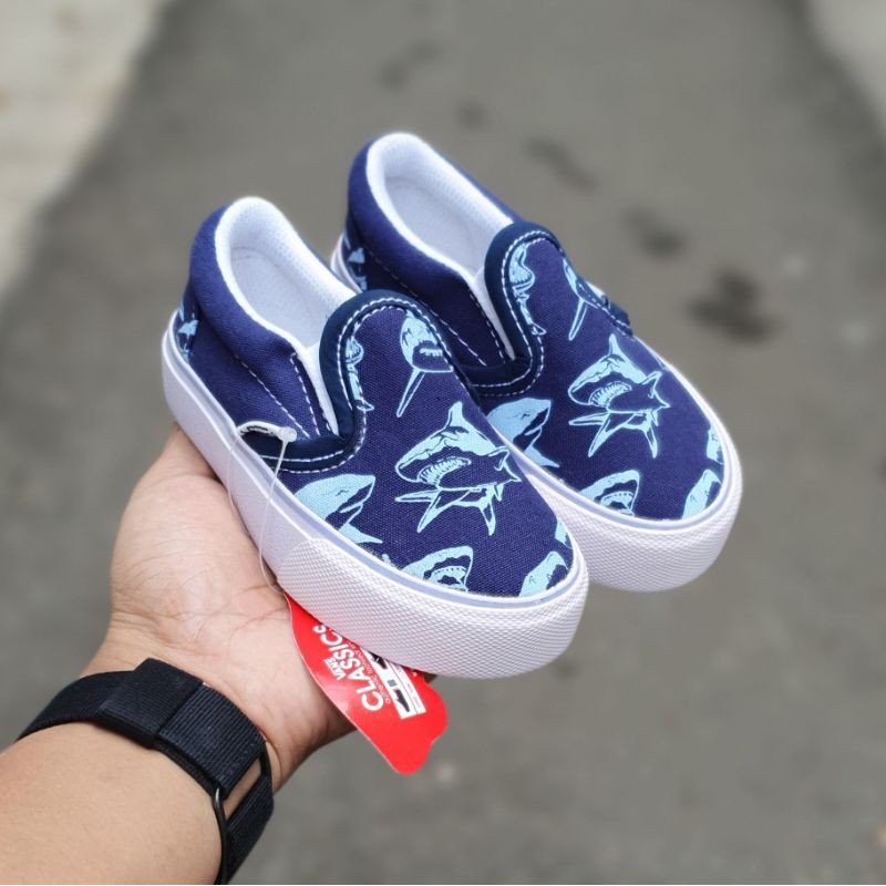Sepatu anak slip on motif dino / glowskull