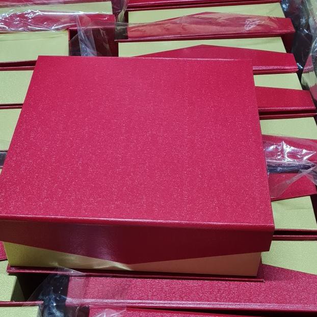 

☝ box magnet dasi 25x25/ kotak kue hard box tebal - Red Gold ☃
