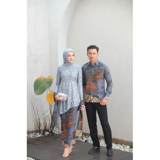 (Akita-zara tunik series tiffany blue) set couple kebaya wanita &amp; kemeja batik pria. kebaya wisuda kebaya kondangan kebaya lamaran bahan lace premium