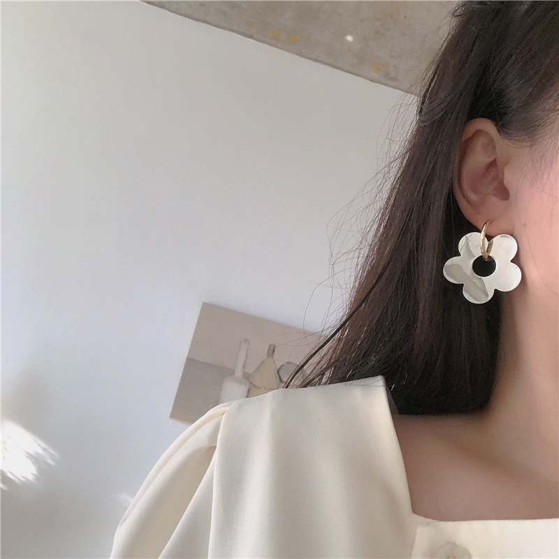 Anting Bentuk Bunga Warna silver Untuk Wanita