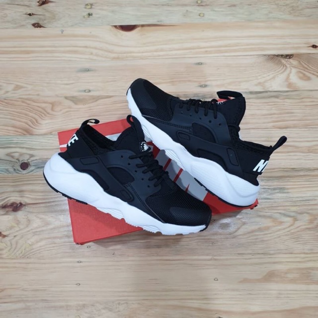 Nike huarache black white
