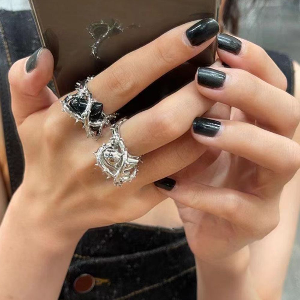 Cincin Bentuk Hati Bahan Alloy Warna Hitam Silver Gaya Punk Gothic Untuk Pria Dan Wanita
