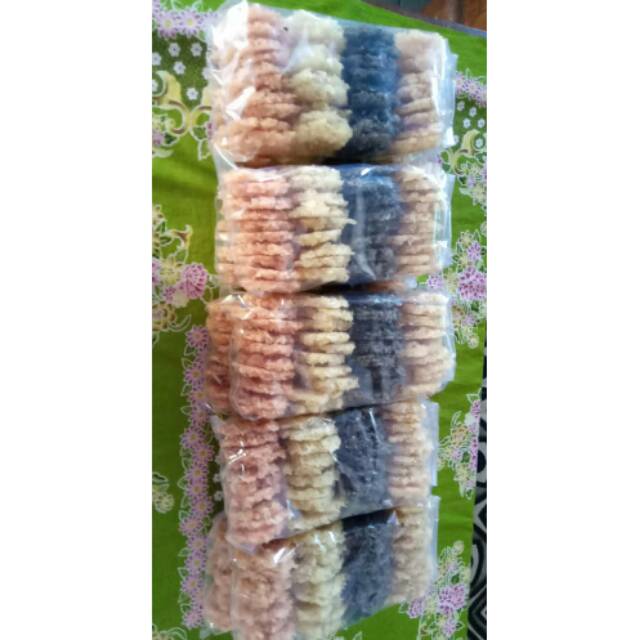 

Rengginang cumi, udang, terasi, bawang khas situbondo. (1kg dapat 2bungkus)