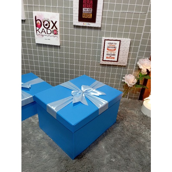 

Box Kado Banjarmasin Biru 25cm x 20cm