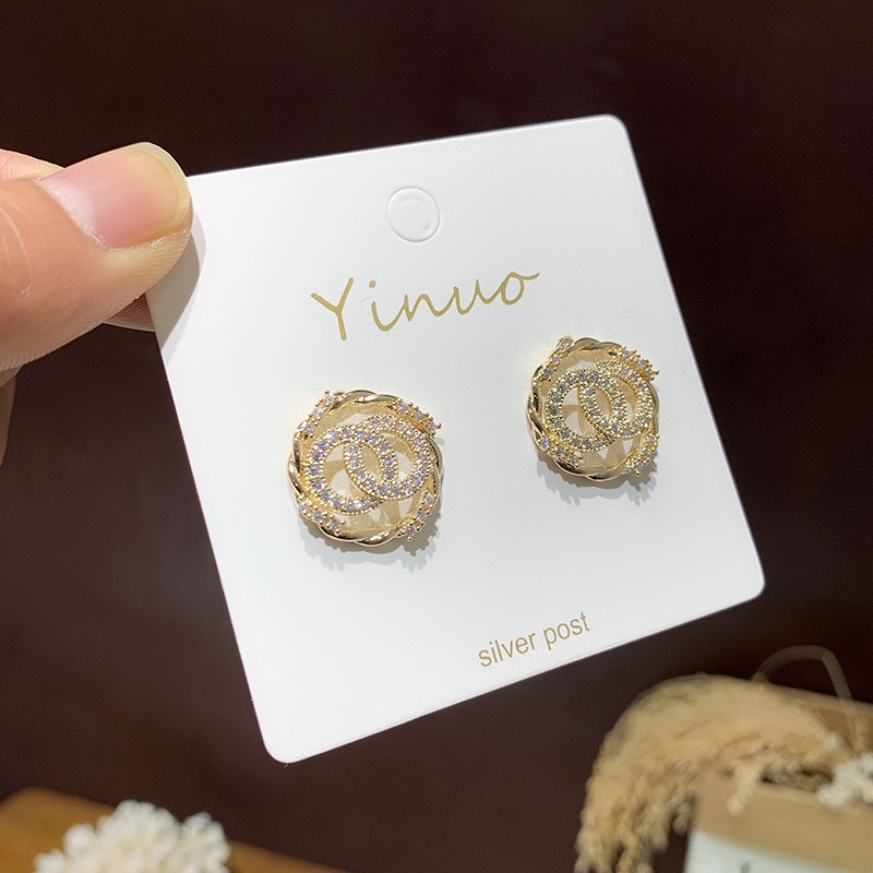 Anting Tusuk Mutiara Elegan Untuk Wanita