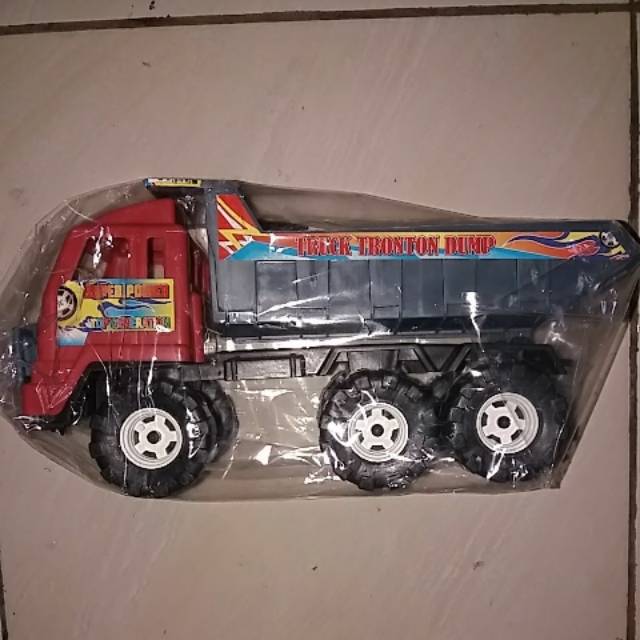 Truk tronton dump