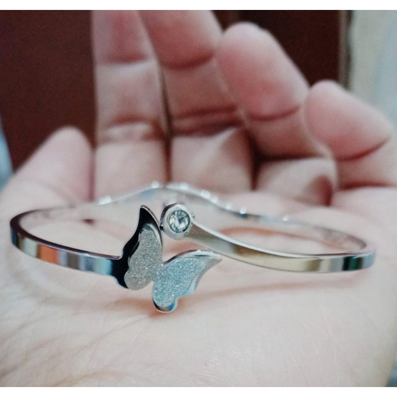 Gelang titanium perhiasan wanita