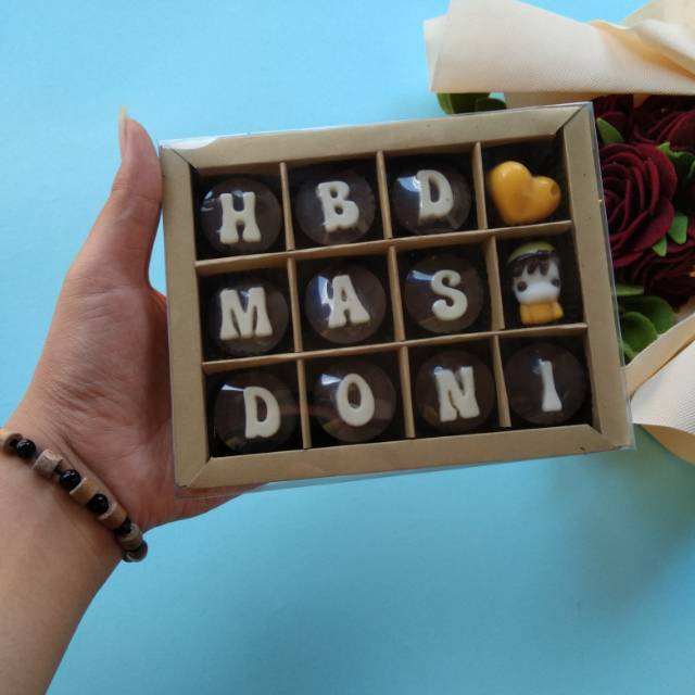 

Custom Coklat Box Harga 3000 per sekat bisa di isi 2 huruf