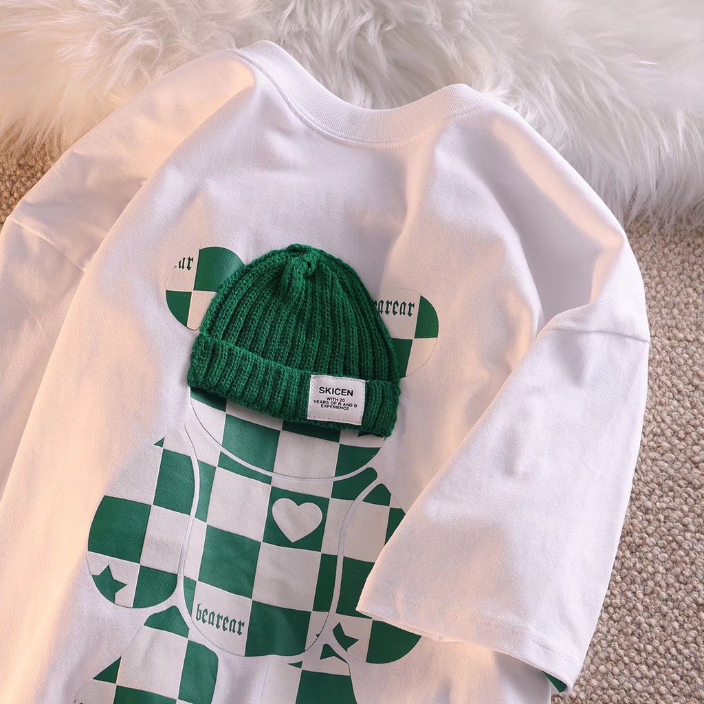 [littlecrab] Kaos Oversize Bearbrlck Topi Rajut Asli Tshirt Square Motif Catur Two Tone Skicen Bearear T-shirt Unik Lucu Berkualitas With A Real Knit Beanie Hat Street Style Love Bear Beruang Lucu Korean Style