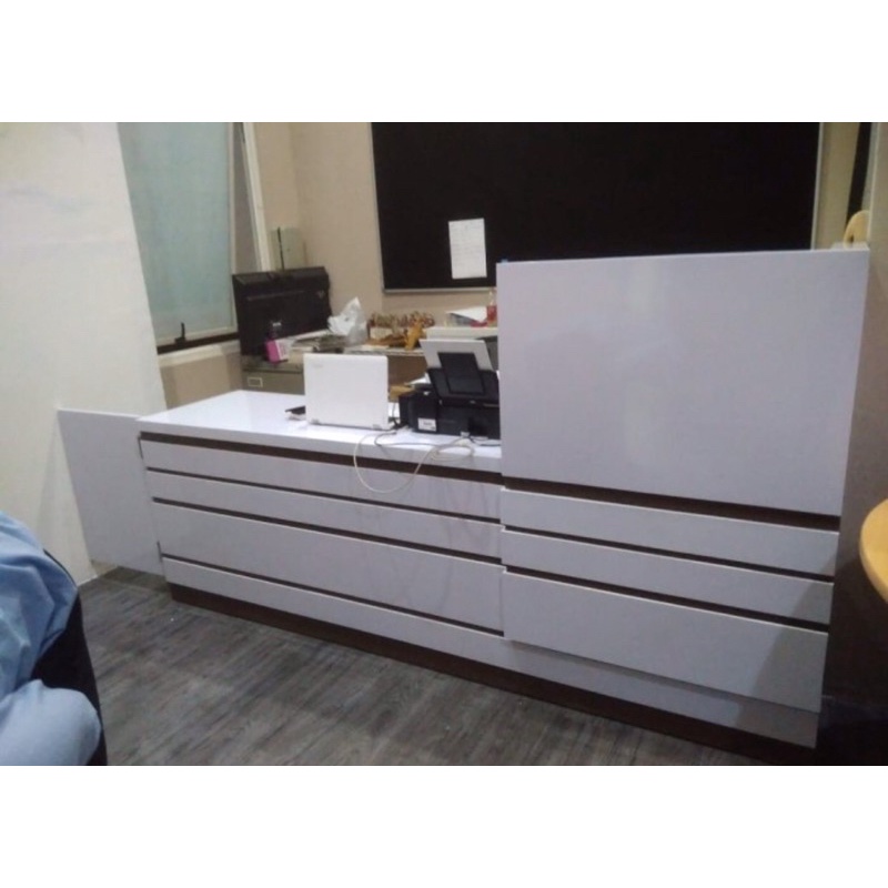 Meja resepsionis + pintu koboi custom