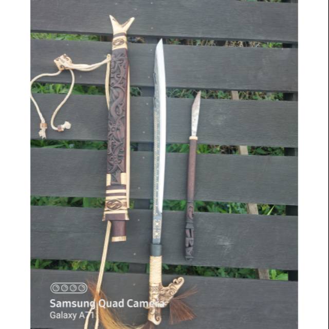 Mandau dayak ulu tanduk