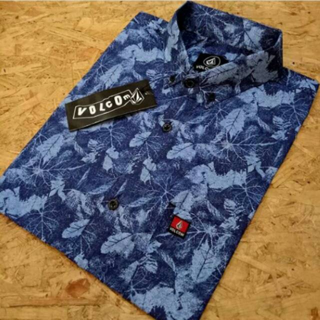 Kemeja volcom pria