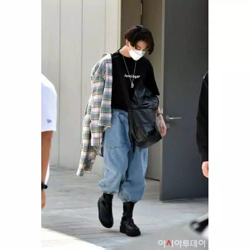 Kaos BTS Jungkook BALENCIAGA