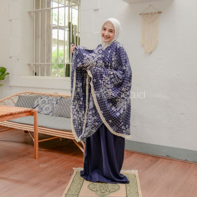 mukena dewasa traveling 2 in 1 navy biru dongker free pouch sleting depan jumbo renda cantik tali ikat bahan rayon premium