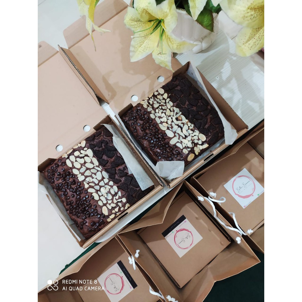 Brownies Bella Brownies MELTED Panggang Premium Brownies 3 Topping II New Year Hampers