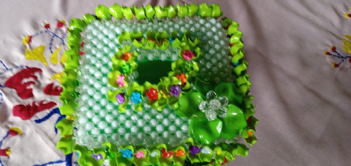 Kotak Tisu Sedang Bunga Manik Akrilik