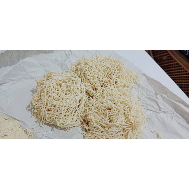 

Bakmie Mentah Bakmie vegetarian bakmie kecil kriting bakmie kalimantan teksturnya Q kenyal 1kg