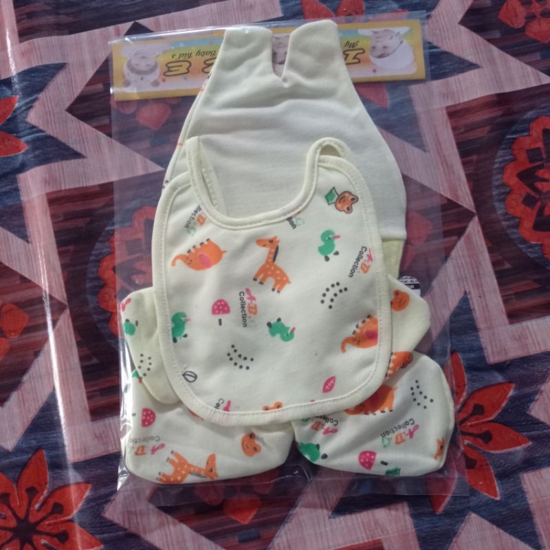 satu set topi sarung tangan kaki  dan slaber/celemek/oto bayi newborn motif animal lucu