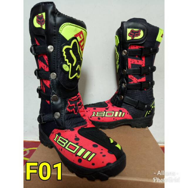 Sepatu cross merah motif f01