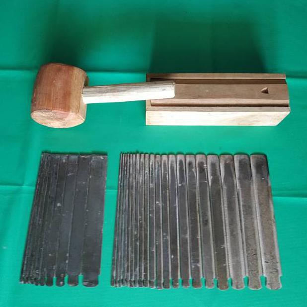 pahat tatah ukir baja putih sapuan kualitas super premium panjang 24cm plus palu dan kotak kayu jati