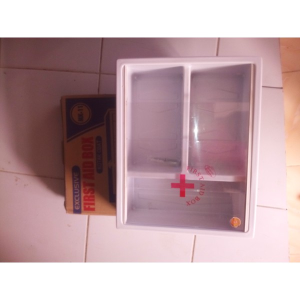 Kotak Obat P3K Dinding / First Aid Box Merk Maspion 30 x 35 cm