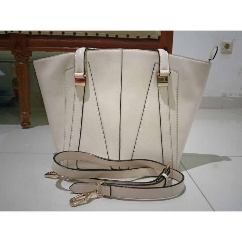 CHARLES & KEITH ORIGINAL COUNTER / TAS WANITA / TAS BRANDED / TAS PUTIH / TAS HANDBAG & SELEMPANG