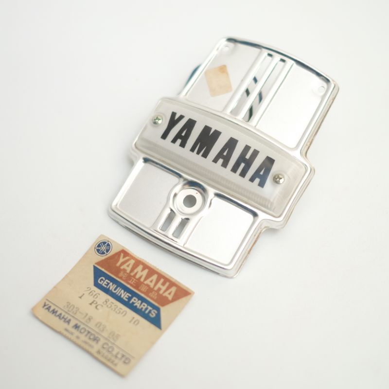 EMBLEM LOGO DADA LAMPU SENJA ASSY YAMAHA U5 U7 ORIGINAL NOS ORI BARU