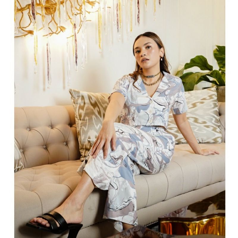 JASTIP BUTTON CROP BY VANESA WEAR