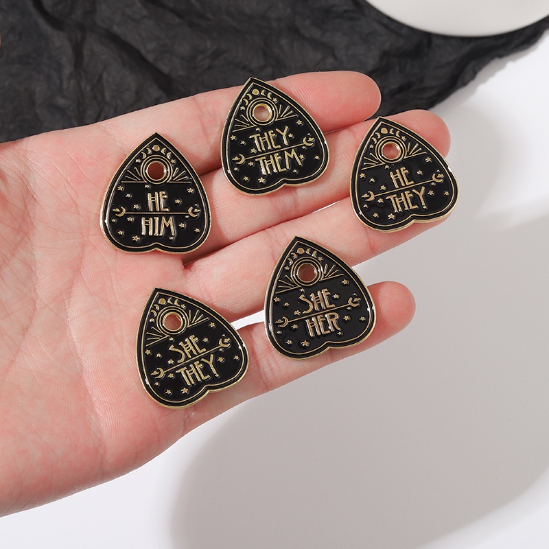 Bros Pin Enamel Bentuk Hati Motif Tulisan He She 5 Gaya Untuk Hadiah