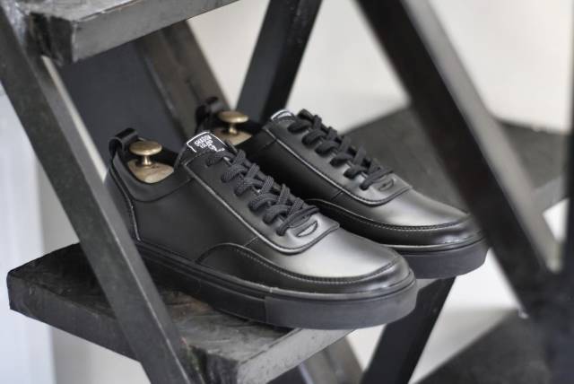 Sepatu Pria Sneakers Kulit Casual Formal Ringan Nyaman Warna Coklat Dan Hitam