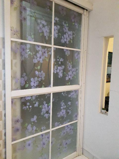 Stiker Kaca Motif Bunga Warna Ungu L-120