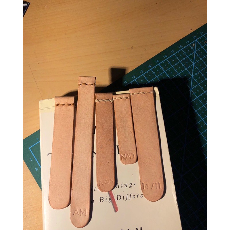 

Pembatas Buku Kulit Nabati (Veg Tan Bookmark)