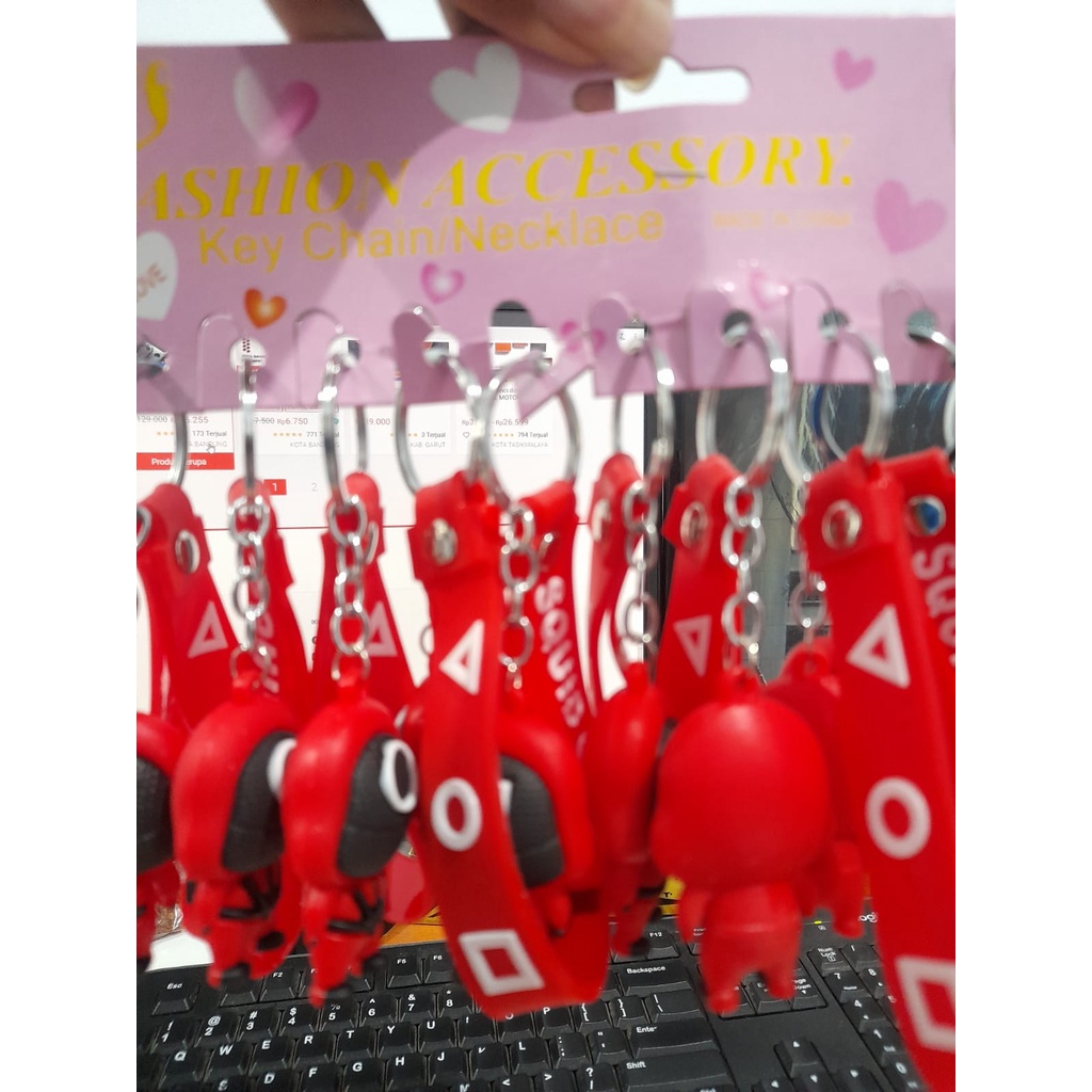 Gantungan Kunci Mini Korea Baju Merah Boneka Squid Game Viral Aksesoris