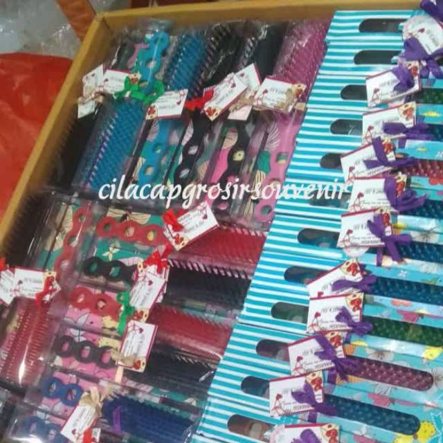 

Souvenir Pernikahan Murah Sisir Sikat Packing Box Motif Minimal Order 100 Pcs