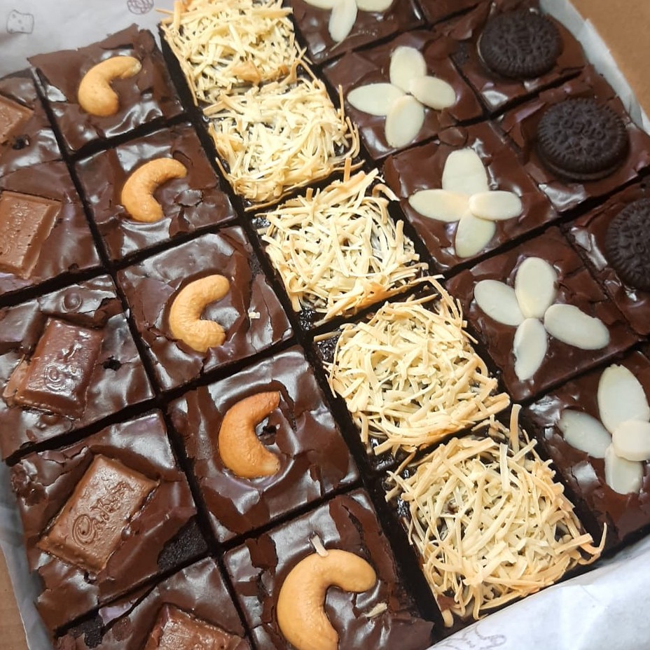 

Shiny Crust Brownies - GRAB/GOJEK/INSTANT only