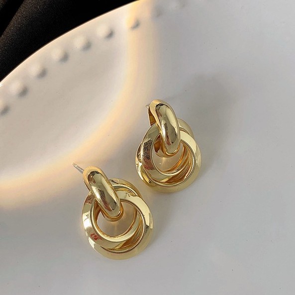 Anting Gantung Panjang Tusuk Gaya Korea Retro Baroque Aksen Mutiara Bahan Metal Untuk Perhiasan Wanita