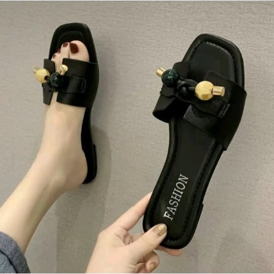 Sandal teplek wanita