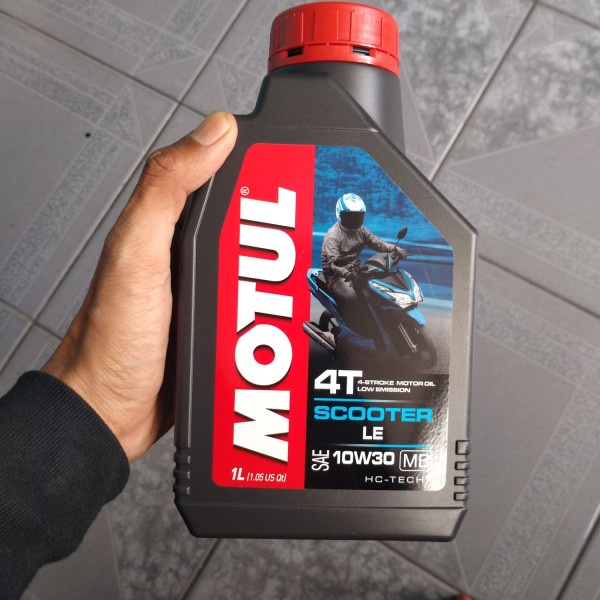 Oli Motul Scooter LE 10W 30 1 Liter Oli Motor PCX ADV 150 Vespa Matic