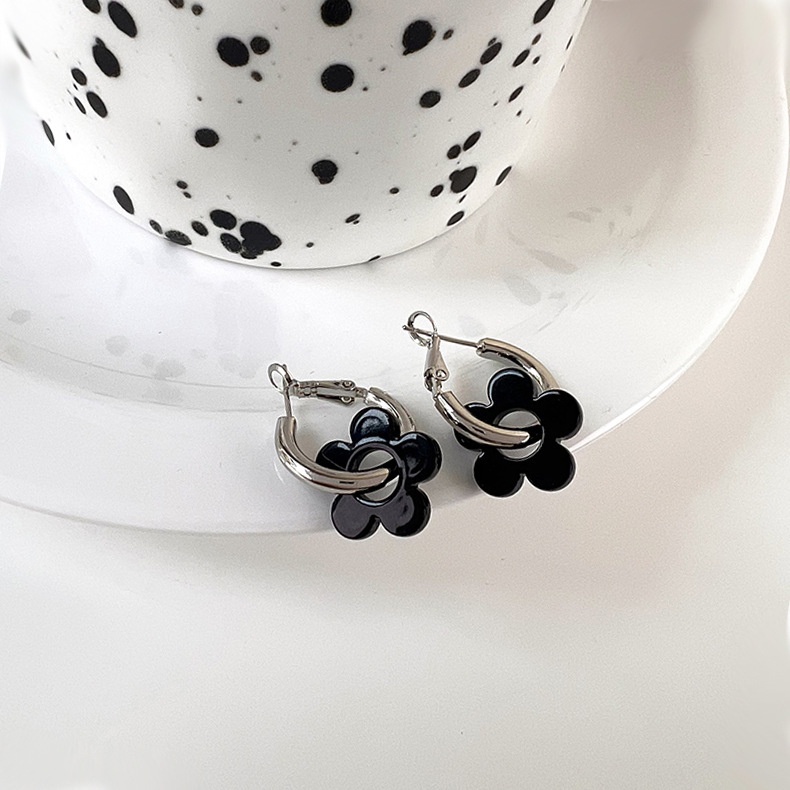 Anting Tusuk Motif Bunga Hitam Ala Korea Untuk Wanita