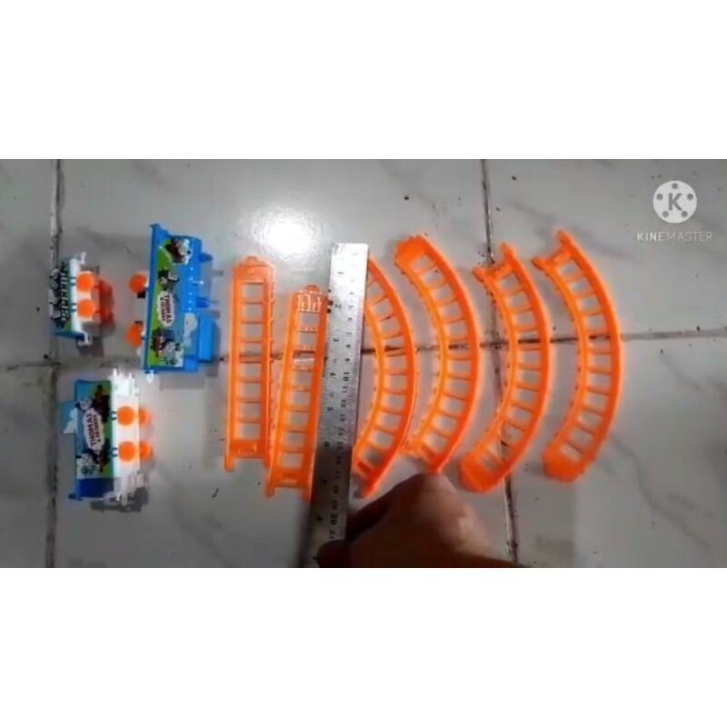 mainan kereta thomas train baterai. mainan kereta api thomas ada relnya